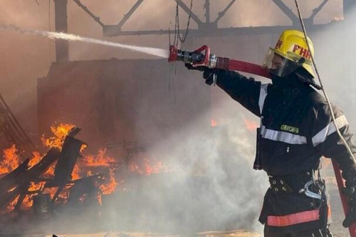 Bakıda çoxmərtəbəli binada yanğın söndürüldü
