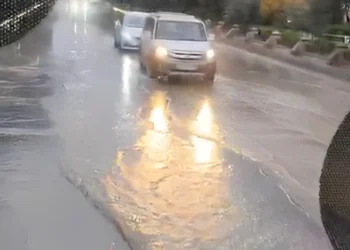 Xocalı prospektini su basıb, hərəkət çətinləşib