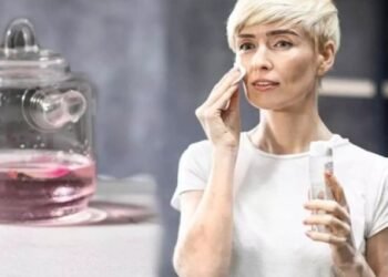 Baş ağrısını və kəpəyi yox edir! – gül suyunun 5 fərqli istifadəsi