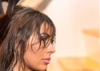 Yaş saçlarla yatsanız nə baş verər?