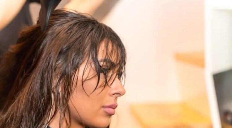 Yaş saçlarla yatsanız nə baş verər?