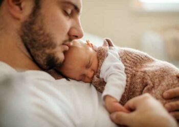 Ata olanlara 14 gün məzuniyyət veriləcək – Qanun qəbul olundu