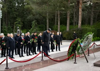 Qırğızıstan nümayəndə heyəti Heydər Əliyevin məzarını ziyarət edib