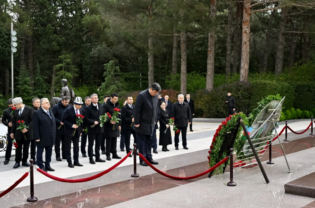 Qırğızıstan nümayəndə heyəti Heydər Əliyevin məzarını ziyarət edib