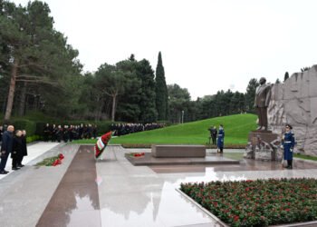 Dövlət və hökumət rəsmiləri Fəxri xiyabanda Ulu Öndər Heydər Əliyevin xatirəsini yad ediblər