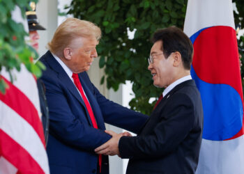 U.S. President Donald Trump welcomes South Korean President Lee Jae Myung at the White House in Washington, D.C., U.S., August 25, 2025. REUTERS/Brian Snyder     TPX IMAGES OF THE DAY