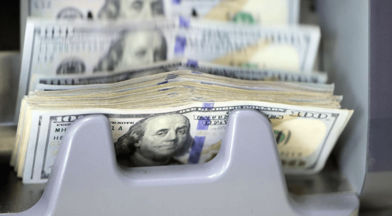 Banklara dollarla əmanət qoyanların sayı azalıb