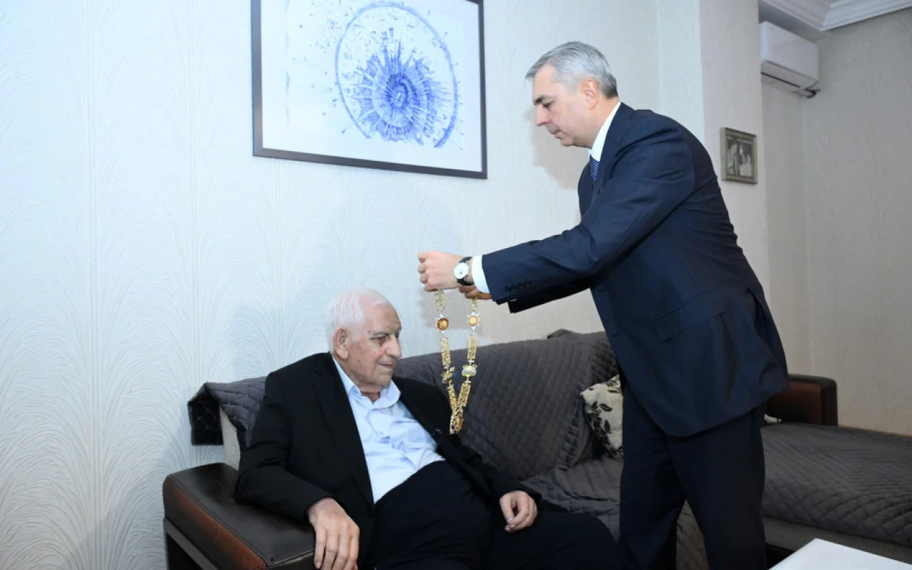 Xalq şairi Nəriman Həsənzadəyə “Heydər Əliyev” ordeni təqdim edildi