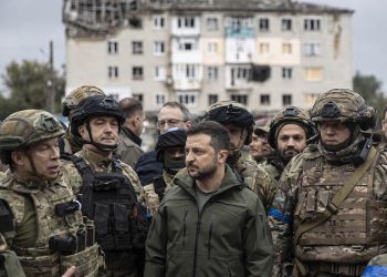 Ukrayna Devlet Başkanı Volodimir Zelenskiy, Rus güçlerinden geri alınan Harkiv bölgesine bağlı İzyum şehrine geldi. Şehre gelen Zelenskiy, İzyum Şehir Konseyi binası önünde Ukrayna bayrağının göndere çekilme törenine katıldı.
  ( Metin Aktaş - Anadolu Ajansı )