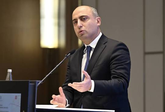 Nazir jurnalistə irad bildirdi – “Sualı elə verin ki…”