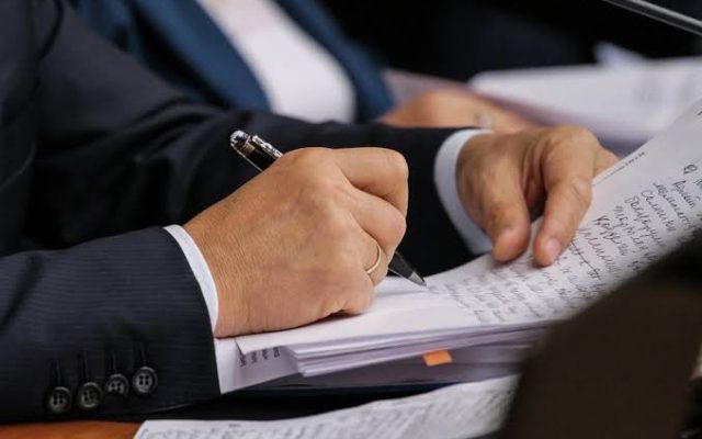 Dövlət qulluqçuları 65 yaşdan sonra da işləyə biləcəklər – ŞƏRTLƏR