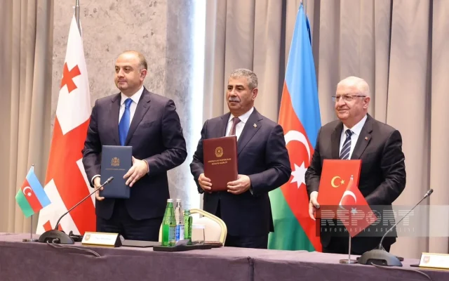 Şuşada müdafiə nazirlərinin üçtərəfli görüşü keçirilib