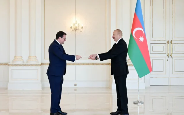Yeni səfir İlham Əliyevə etimadnaməsini azərbaycanca təqdim etdi