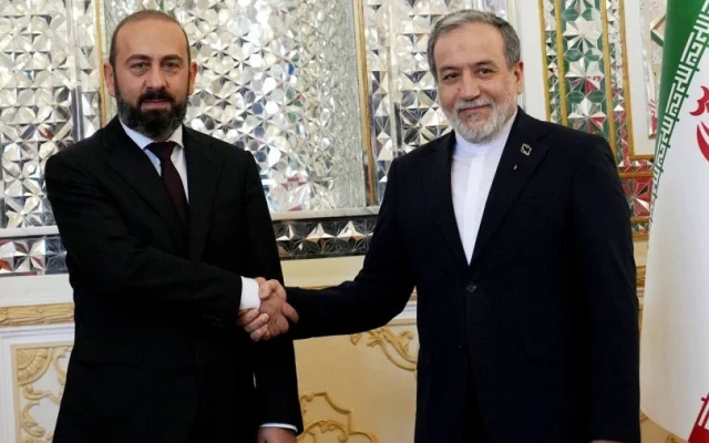 Ermənistan və İranın xarici işlər nazirləri geniş tərkibdə danışıqlar aparır