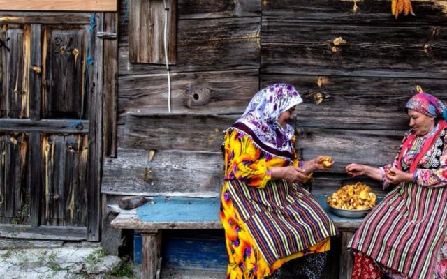 Eyni mərtəbədə yaşayırlar, bir-birlərini tanımırlar – Qonşuluq niyə itir?