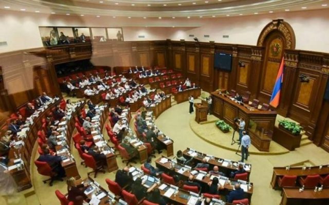 Ermənistan parlamentində deputatlar arasında əlbəyaxa dava – VİDEO