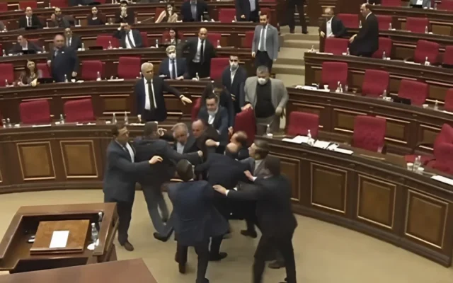 Ermənistanda 6 deputat köməkçisi cəzalandırıldı