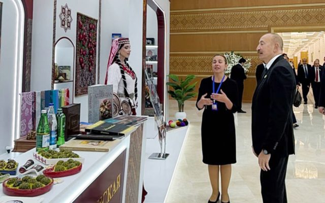 İlham Əliyev MDB-nin iştirakçı ölkələrinin milli stendləri ilə tanış olub – FOTO