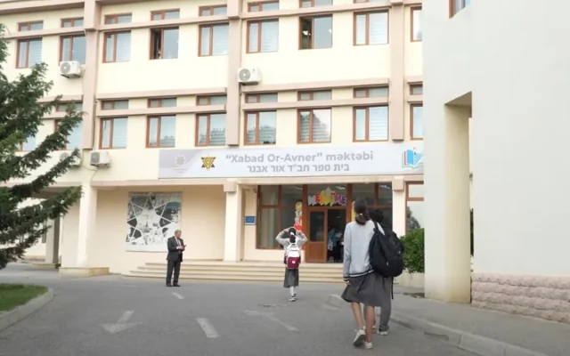 Bakıda yəhudi şagirdlər də məktəbə vahid formada gedirlər – Video