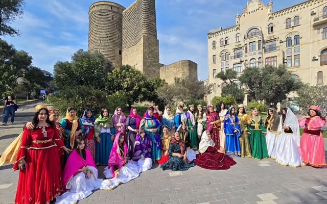 Bakının mərkəzində kəlağayılı xanımlar yürüş keçirdilər