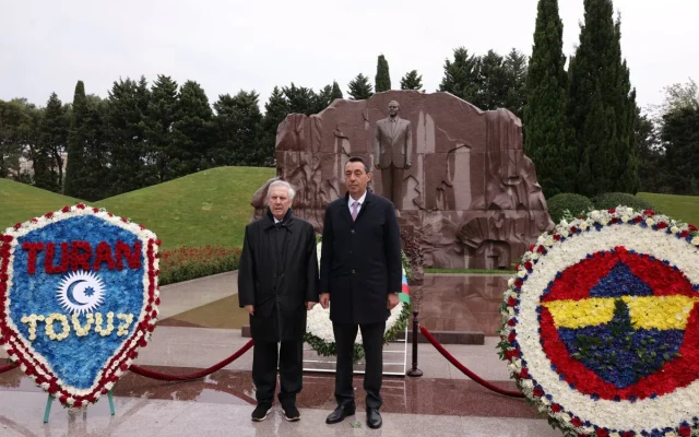 “Fənərbağça”nın nümayəndələri Heydər Əliyevin məzarını və Şəhidlər xiyabanını ziyarət ediblər