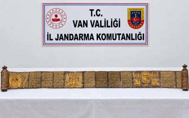 Van’da tarixi əməliyyat: Qızılı işləməli qədim Tövrat ələ keçirildi